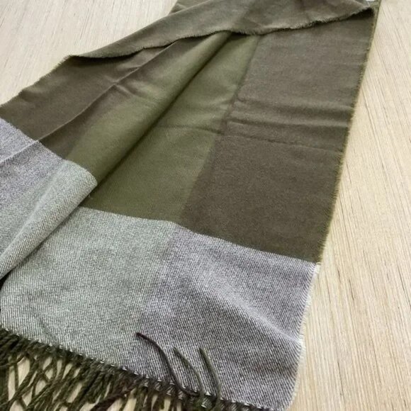 NWT Harve Bernard woven shawl with buttons - Picture 2 of 7